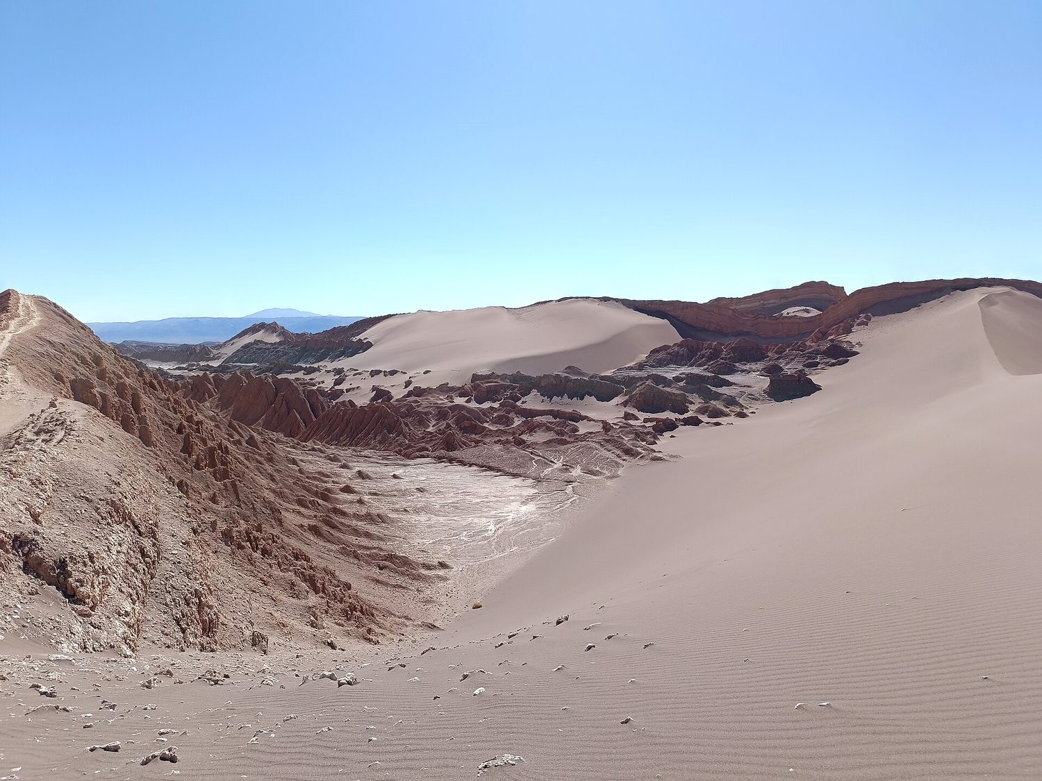 Dunas y formaciones del Valle de la Luna en el desierto de Atacama